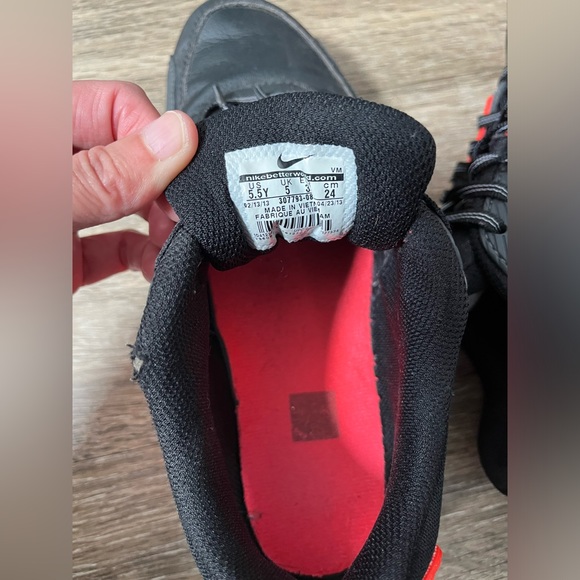 Boys size 5.5 air Max black and bright red - Picture 2 of 5